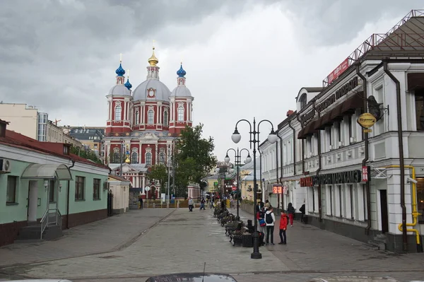 モスクワ ロシア 2014年6月23日 市街地への交通 人々と車は彼らのビジネスについて行っている 建築及び電気通信 — ストック写真