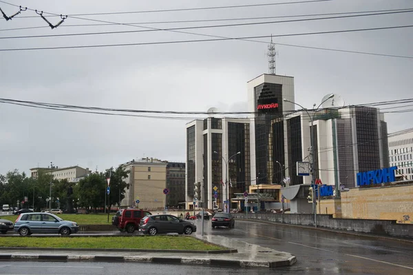 モスクワ ロシア 2014年6月23日 市街地への交通 人々と車は彼らのビジネスについて行っている 建築及び電気通信 — ストック写真