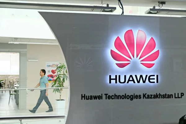 Almaty Cazaquistão 2018 Logo Escritório Representação Uma Grande Empresa Huawei — Fotografia de Stock