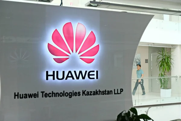 Almaty Kazakistan 2018 Büyük Bir Huawei Şirketinin Logosu Temsilciliği — Stok fotoğraf