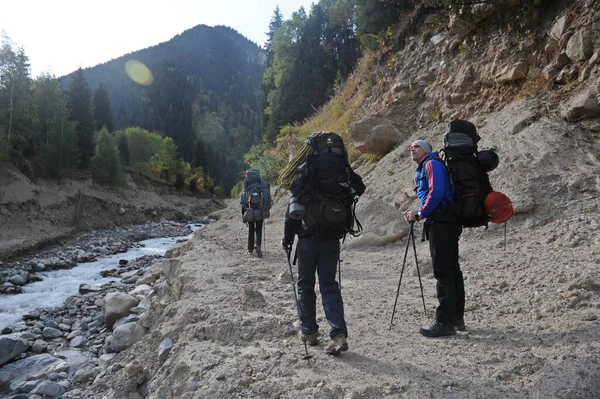 Almaty Kazakhstan 2014 장비를 등반가들 흐르는 바위투성이 협곡을 지나다 — 스톡 사진