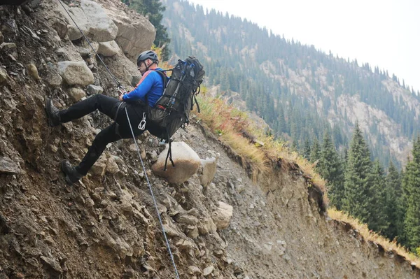 Almaty Kazakhstan 2014 장비를 등반가들 흐르는 바위투성이 협곡을 지나다 — 스톡 사진