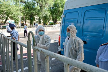 Almaty / Kazakistan - 06.06.2020: Polis ve sağlık görevlileri kentin merkezini kapatıyorlar. Karantina sırasında insanların toplanmasını engellemek..