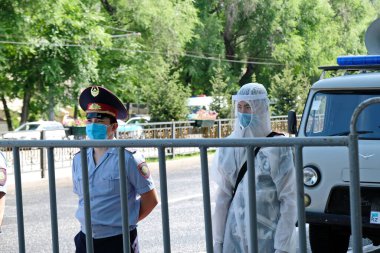 Almaty / Kazakistan - 06.06.2020: Polis ve sağlık görevlileri kentin merkezini kapatıyorlar. Karantina sırasında insanların toplanmasını engellemek..