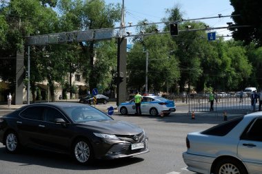 Almaty / Kazakistan - 06.06.2020: Polis ve sağlık görevlileri kentin merkezini kapatıyorlar. Karantina sırasında insanların toplanmasını engellemek..