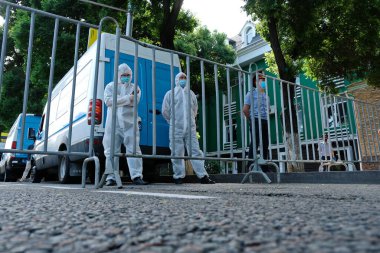 Almaty / Kazakistan - 06.06.2020: Polis ve sağlık görevlileri kentin merkezini kapatıyorlar. Karantina sırasında insanların toplanmasını engellemek..
