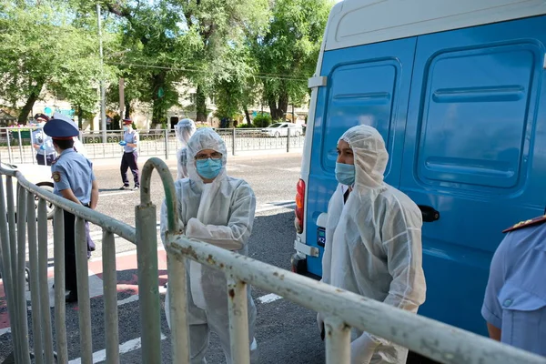 Almaty Kazakhstan 2020 Polisi Dan Petugas Medis Memblokir Bagian Tengah — Stok Foto