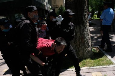 Almaty / Kazakistan - 06.06.2020: Karantina sırasındaki protestolar. Polis protesto eden vatandaşları gözaltına aldı.