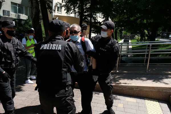 Almaty Kazajistán 2020 Protestas Durante Cuarentena Policía Detiene Ciudadanos Que —  Fotos de Stock