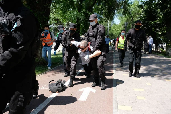 Almaty Kazajistán 2020 Protestas Durante Cuarentena Policía Detiene Ciudadanos Que — Foto de Stock