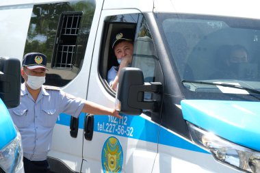 Almaty / Kazakistan - 06.06.2020: Polis ve sağlık görevlileri kentin merkezini kapatıyorlar. Karantina sırasında insanların toplanmasını engellemek..