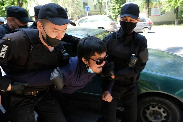 Almaty Kazajistán 2020 Protestas Durante Cuarentena Policía Detiene Ciudadanos Que —  Fotos de Stock