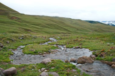 Göt herif. Yüksek plato. Deniz seviyesinden 2750 metre yükseklikte, Almaty şehrinin doğusunda yer almaktadır.