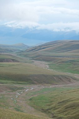 Göt herif. Yüksek plato. Deniz seviyesinden 2750 metre yükseklikte, Almaty şehrinin doğusunda yer almaktadır.