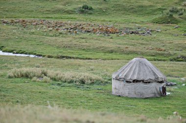 Göt herif. Yüksek plato. Deniz seviyesinden 2750 metre yükseklikte, Almaty şehrinin doğusunda yer almaktadır.