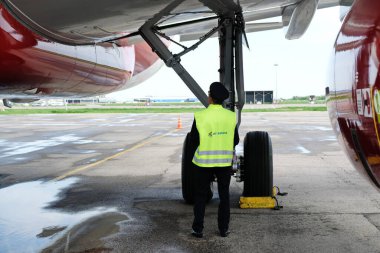 Almaty / Kazakistan - 04.23.2019: Pilot kalkıştan önce uçağı kontrol eder. Düşük Maliyetli Havayolu Uçan Arystan