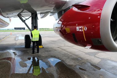 Almaty / Kazakistan - 04.23.2019: Pilot kalkıştan önce uçağı kontrol eder. Düşük Maliyetli Havayolu Uçan Arystan