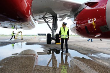 Almaty / Kazakistan - 04.23.2019: Pilot kalkıştan önce uçağı kontrol eder. Düşük Maliyetli Havayolu Uçan Arystan