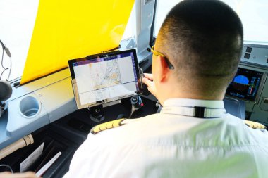 Almaty / Kazakistan - 04.23.2019: Fly Arystan Havayollarının pilotu kalkışa hazırlanıyor