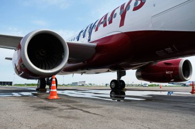 Almaty / Kazakistan - 04.23.2019: Düşük maliyetli havayolu şirketi Fly Arystan 'ın parçaları. Havaalanından kalkışa hazırlanılıyor.