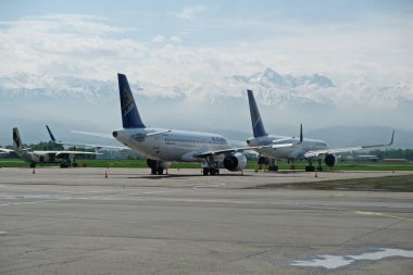 Almaty / Kazakistan - 04.23.2019: Uçak otoparka park edilmiş denetim ve uçuş hazırlıklarını bekliyor.