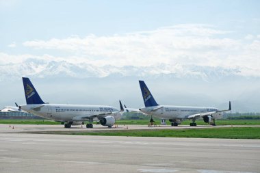 Almaty / Kazakistan - 04.23.2019: Uçak otoparka park edilmiş denetim ve uçuş hazırlıklarını bekliyor.