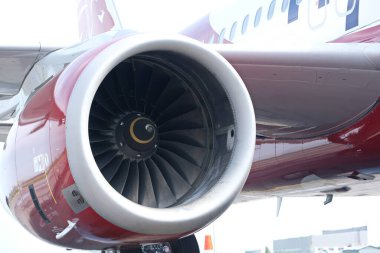 Almaty / Kazakistan - 04.23.2019: Düşük maliyetli havayolu şirketi Fly Arystan 'ın parçaları. Havaalanından kalkışa hazırlanılıyor.