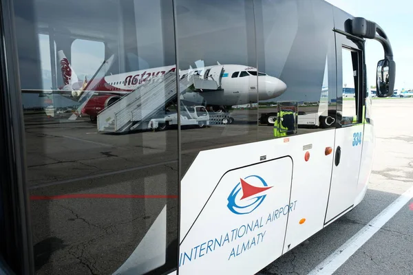 Almaty Kazajstán 2019 Autobús Especial Del Aeropuerto Que Transporta Pasajeros — Foto de Stock