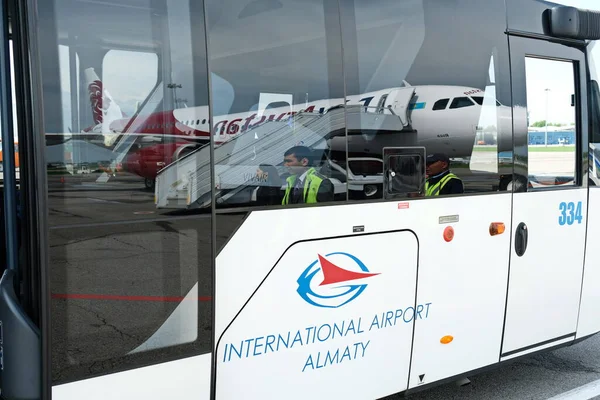 Almaty Kazajstán 2019 Autobús Especial Del Aeropuerto Que Transporta Pasajeros — Foto de Stock