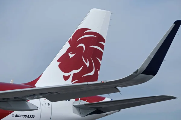 Almaty / Kazakistan - 04.23.2019: Düşük maliyetli havayolu şirketi Fly Arystan 'ın parçaları. Havaalanından kalkışa hazırlanılıyor.