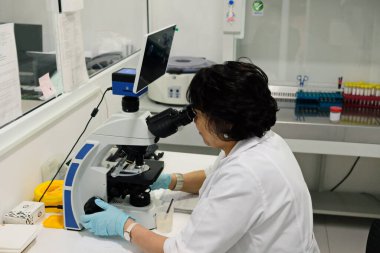 Almaty / Kazakistan - 02.13.2019: Yapay döllenme kliniği. Embriyologlar insan yumurtasıyla testler yaparlar..