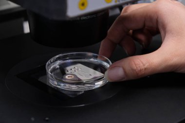 Almaty / Kazakistan - 02.13.2019: Yapay döllenme kliniği. Embriyologlar insan yumurtasıyla testler yaparlar..