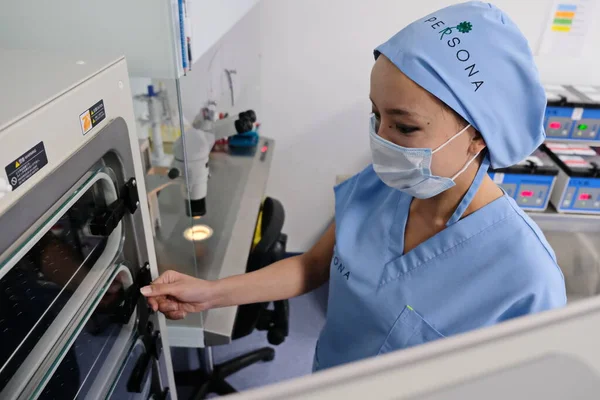 Almaty Cazaquistão 2019 Clínica Inseminação Artificial Embriologistas Realizam Testes Com — Fotografia de Stock