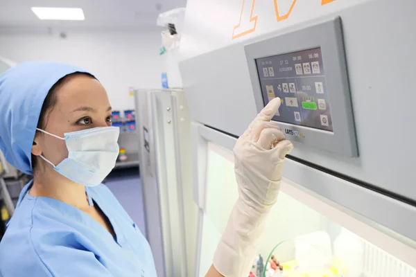Almaty Kazakistan 2019 Clinica Inseminazione Artificiale Gli Embriologi Eseguono Test — Foto Stock
