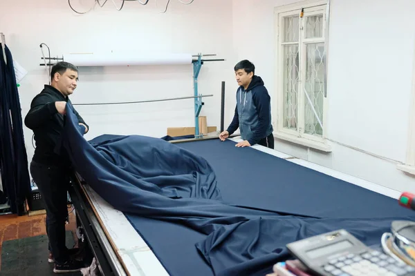 Almaty Kazajstán 2019 Pequeña Empresa Producción Ropa Ciudad Los Empleados —  Fotos de Stock