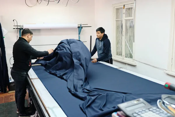 Almaty Kazahsztán 2019 Kisvállalkozások Városi Ruhagyártásban Alkalmazottak Végzik Kék Iskolai — Stock Fotó