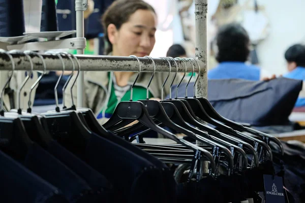 Almaty カザフスタン 2019 都市衣料品生産の中小企業 従業員は青の学校の制服のパターン アイロン掛けと縫製を行っています — ストック写真