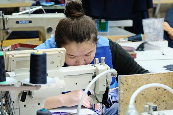 Almaty Kazakistan 2019 Şehir Giyim Üretiminde Küçük Işletme Çalışanlar Mavi — Stok fotoğraf