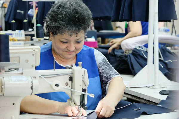 Almaty Kazahsztán 2019 Kisvállalkozások Városi Ruhagyártásban Alkalmazottak Végzik Kék Iskolai — Stock Fotó