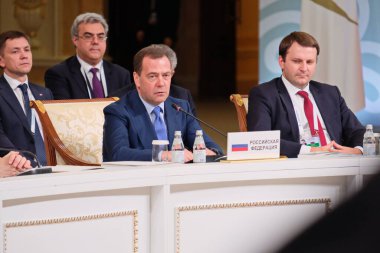 Almaty / Kazakistan - 02.07.2018: Dmitry Medvedev. Rusya Federasyonu Başbakanı EAAB ülkelerinin hükümet başkanlarının toplantısında