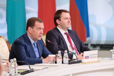 Almaty / Kazakistan - 02.07.2018: Dmitry Medvedev. Rusya Federasyonu Başbakanı EAAB ülkelerinin hükümet başkanlarının toplantısında