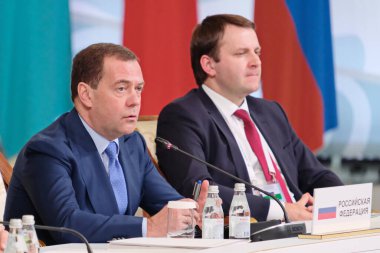 Almaty / Kazakistan - 02.07.2018: Dmitry Medvedev. Rusya Federasyonu Başbakanı EAAB ülkelerinin hükümet başkanlarının toplantısında
