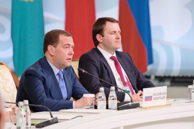 Almaty / Kazakistan - 02.07.2018: Dmitry Medvedev. Rusya Federasyonu Başbakanı EAAB ülkelerinin hükümet başkanlarının toplantısında
