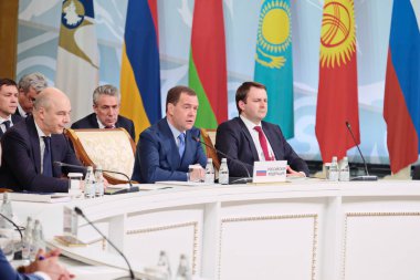 Almaty / Kazakistan - 02.07.2018: Dmitry Medvedev. Rusya Federasyonu Başbakanı EAAB ülkelerinin hükümet başkanlarının toplantısında