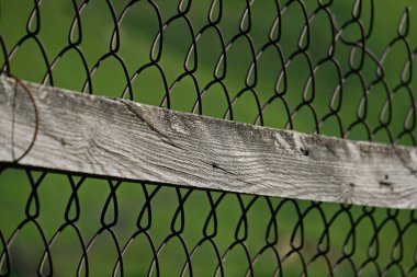 Paslı örgü ve ölü ahşaptan yapılmış eski bir çit..