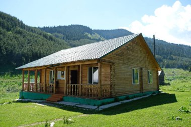 Almaty bölgesi / Kazakistan - 06.30. 2018: Çayırdaki ahşap kır evi.