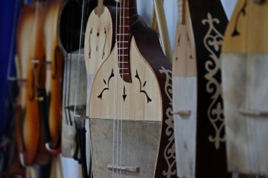 Almaty / Kazakistan - 06.17.2020: Ahşaptan yapılmış Kazak ulusal müzik enstrümanları için atölye. Parçaları kesme, birleştirme ve boyama.