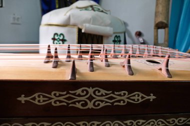 Almaty / Kazakistan - 06.17.2020: Ahşaptan yapılmış Kazak ulusal müzik enstrümanları için atölye. Parçaları kesme, birleştirme ve boyama.