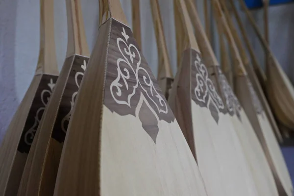 Almaty / Kazakistan - 06.17.2020: Ahşaptan yapılmış Kazak ulusal müzik enstrümanları için atölye. Parçaları kesme, birleştirme ve boyama.