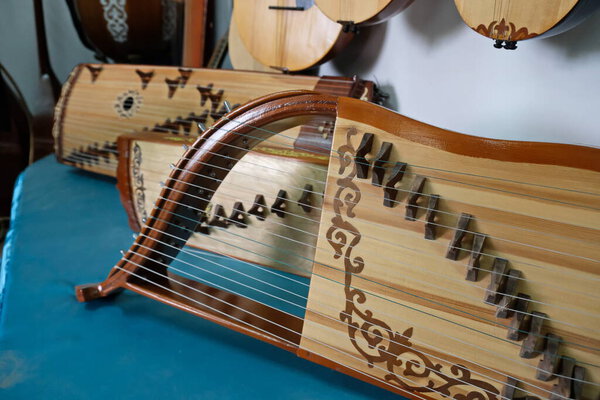 Алматы / Казахстан - 06.17.2020: Мастерская по производству казахских национальных музыкальных инструментов из дерева. Режущие, монтажные и покрасочные детали
.